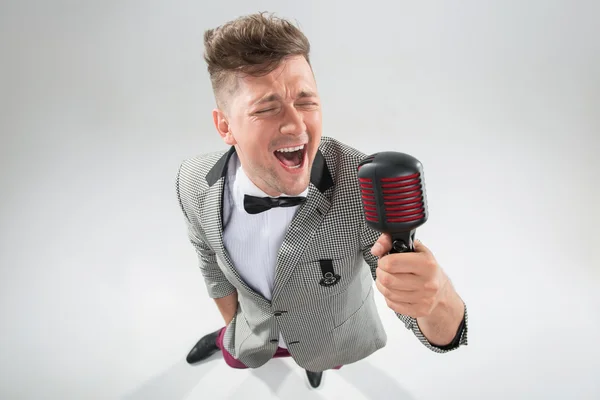 Mc singing in microphone — Stock Photo, Image