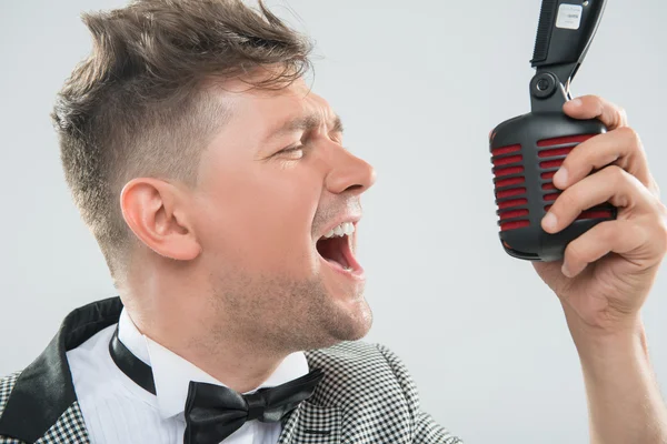 Mc singing in microphone — Stock Photo, Image