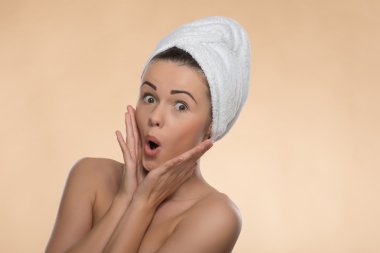 başında bir havlu ile kız portresi