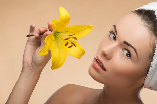 Portrait de fille à la peau propre et fraîche — Photo