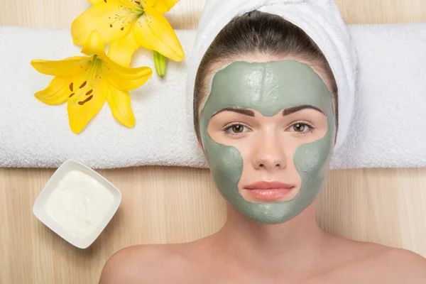 Chica aplicando mascarilla facial crema — Foto de Stock