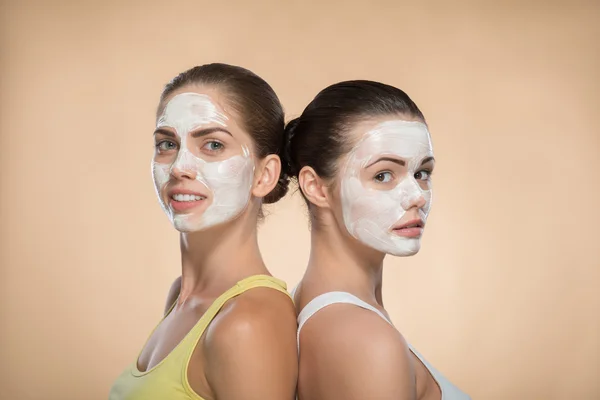 Chicas aplicando mascarilla facial crema — Foto de Stock