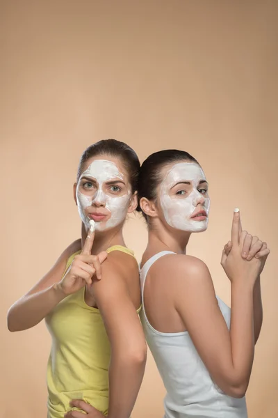 Девушки надевают маску крема для лица — стоковое фото