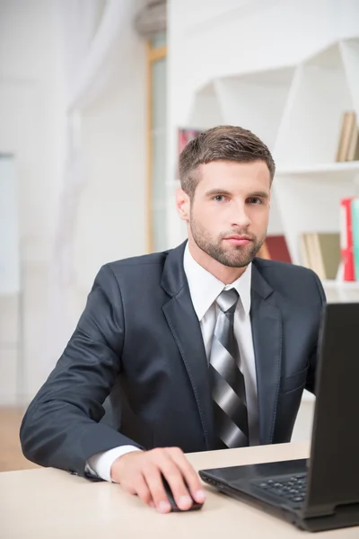 Zakenman werkt met laptop — Stockfoto