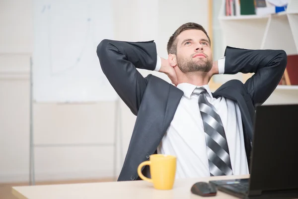 Affärsman som njuter av kaffe-paus — Stockfoto