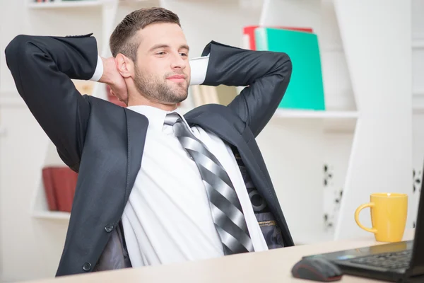 Affärsman som njuter av kaffe-paus — Stockfoto