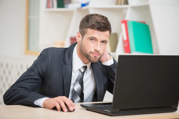 Zakenman werkt met laptop — Stockfoto