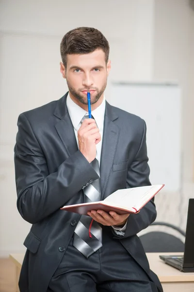 Homme d'affaires avec ordinateur portable et stylo — Photo