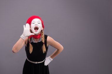 MIME bağırarak ve kameraya bakıyor