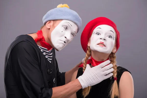 Mannelijke strangulating vrouwelijke mime mime — Stockfoto