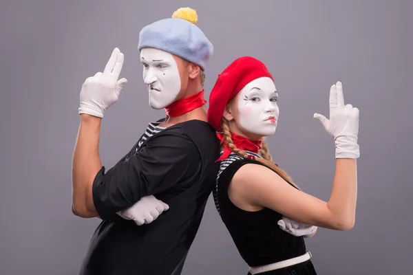 Mimespelers tonen een pistool met hun handen — Stockfoto