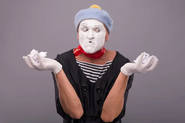 Mannelijke mime holding crumped papier en opzij op zoek — Stockfoto