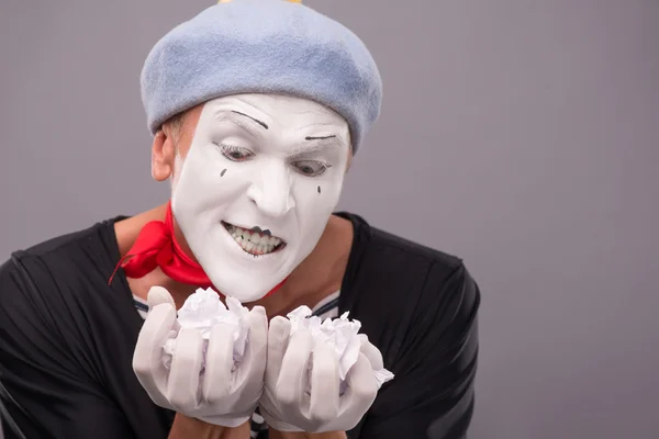 Male mime holding crumped paper — Stock Photo, Image