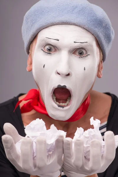 Male mime screaming and  holding crumped paper — Stock Photo, Image