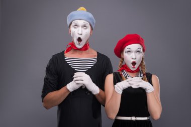 komik MIME çift beyaz yüzler ve duyguları isol ile portresi