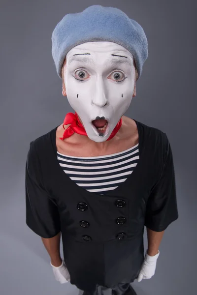 Портрет мужчины пантомимы в красной голове и с белым лицом изолированы о — стоковое фото