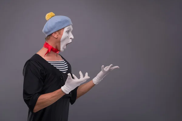 Portret van mannelijke mime in rood hoofd en met wit gezicht geïsoleerde o — Stockfoto