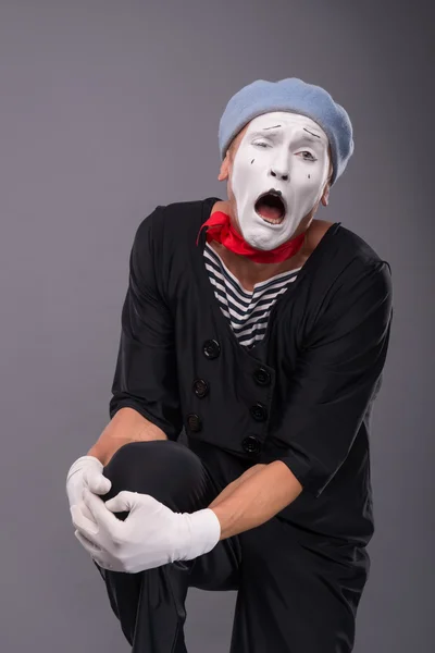 Portret van mannelijke mime in rood hoofd en met wit gezicht geïsoleerde o — Stockfoto