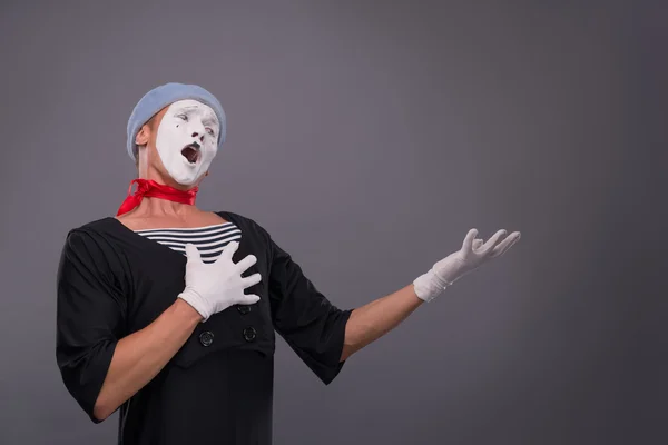 Portret van mannelijke mime in rood hoofd en met wit gezicht geïsoleerde o — Stockfoto