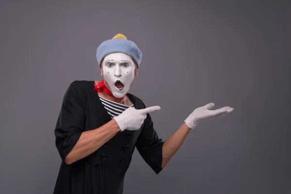 赤い頭と白い顔分離 o 男性の mime の肖像画 — ストック写真