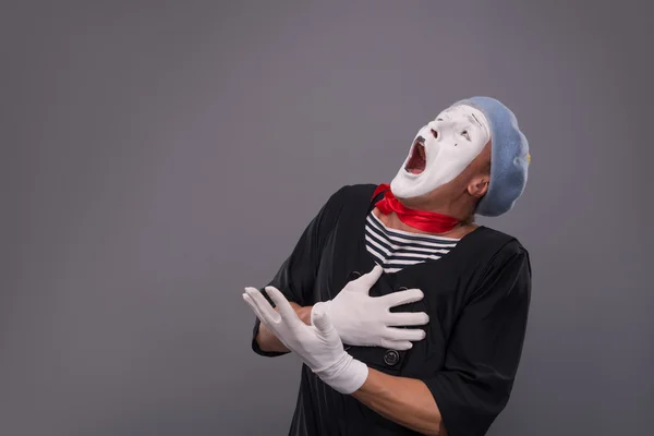 Portret van mannelijke mime in rood hoofd en met wit gezicht geïsoleerde o — Stockfoto