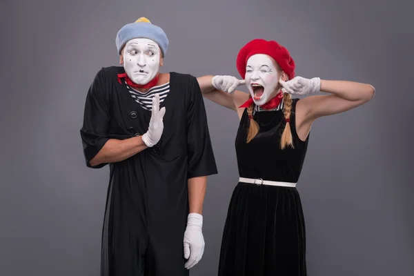 Porträtt av roliga MIME-par med vita ansikten och känslor isol — Stockfoto