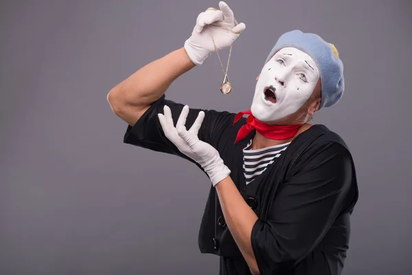 Retrato de mímica masculina com chapéu cinzento e sagacidade de rosto branco — Fotografia de Stock