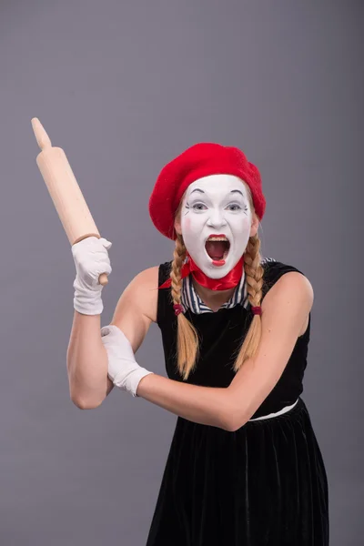Портрет жінки-міма з червоним капелюхом і білим обличчям похмурим wi — стокове фото