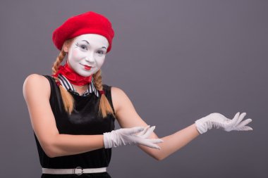 kırmızı şapka ve beyaz surat ekşitmeden kablosuz kadın MIME portresi