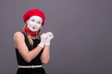 kırmızı şapka ve beyaz surat ekşitmeden kablosuz kadın MIME portresi