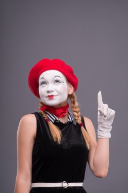 kırmızı şapka ve beyaz surat ekşitmeden kablosuz kadın MIME portresi