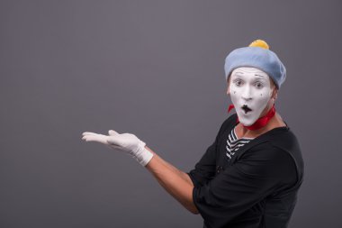 gri şapka ve beyaz surat ekşitmeden zekâ ile erkek MIME portresi