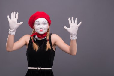 Kırmızı şapkalı kadın MIME