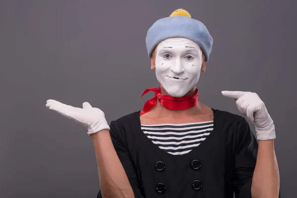 Retrato de mímica masculina com chapéu cinzento e sagacidade de rosto branco — Fotografia de Stock