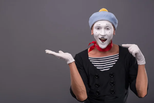 Portrait of male mime with grey hat and white face grimacing wit — Stock Photo, Image