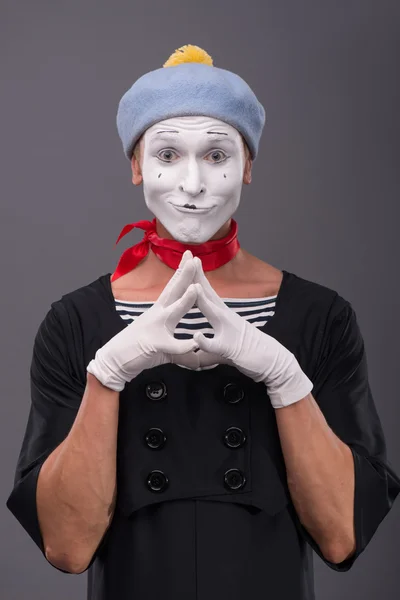 Ritratto di mimo maschile con cappello grigio e viso bianco sorridente arguzia — Foto Stock