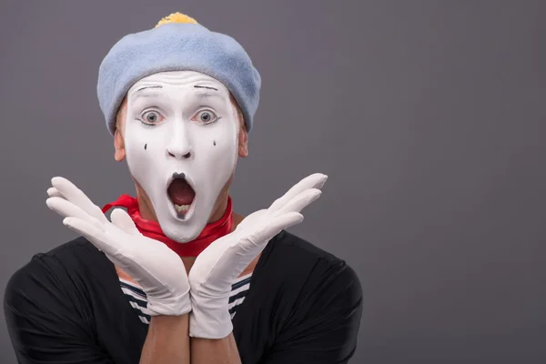 Retrato de mimo masculino con sombrero gris y cara blanca mueca ingenio — Foto de Stock