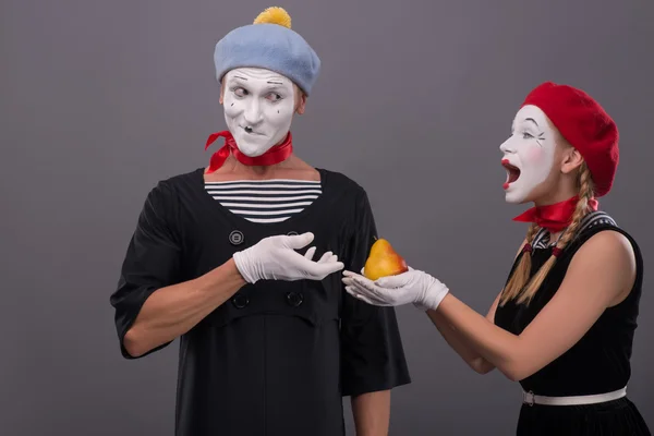 Retrato de casal mímico engraçado com rostos brancos e emoções isol — Fotografia de Stock