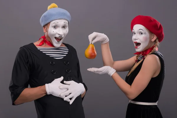 Portret van grappige MIME-paar met witte gezichten en emoties isol — Stockfoto