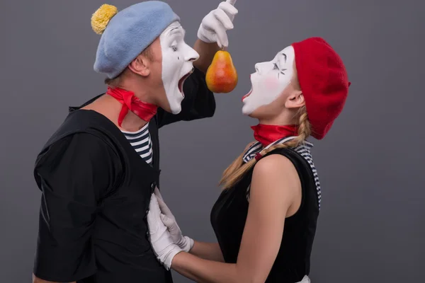 Porträt eines lustigen Mimen-Paares mit weißen Gesichtern und Emotionen — Stockfoto