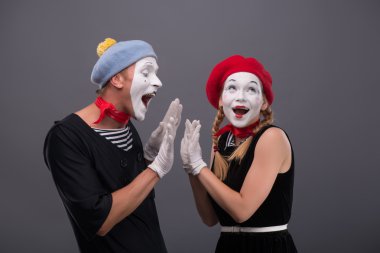 beyaz yüzler ve duyguları ile komik MIME çift portresi