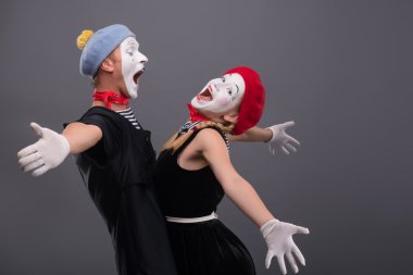komik MIME çift beyaz yüzler ve duyguları isol ile portresi