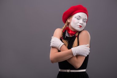 Bel öğe, dikey, MIME genç kızın bir şeyler gösteriyor