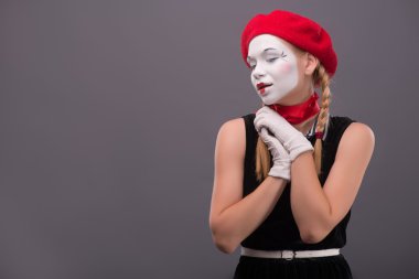 Bel öğe, dikey, MIME genç kızın bir şeyler gösteriyor