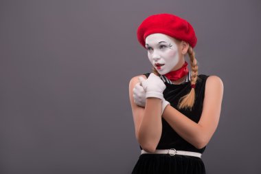 Bel öğe, dikey, MIME genç kızın bir şeyler gösteriyor