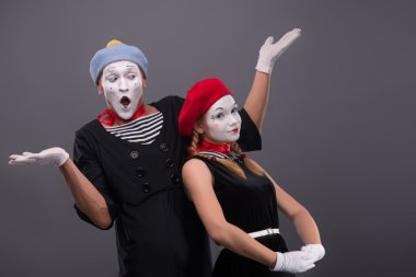 komik MIME çift beyaz yüzler ve duyguları isol ile portresi