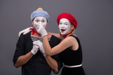 komik MIME çift beyaz yüzler ve duyguları isol ile portresi