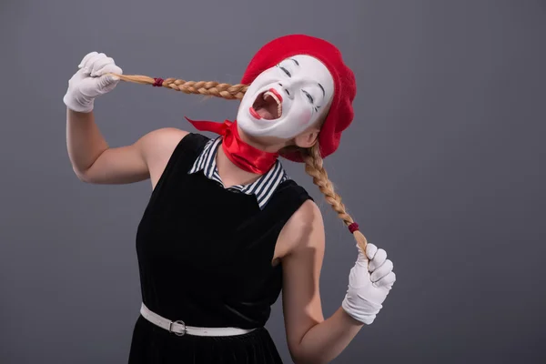 Portret van vrouwelijke mime met witte grappig gezicht — Stockfoto