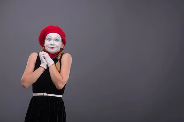 Retrato de mímica feminina com rosto engraçado branco — Fotografia de Stock