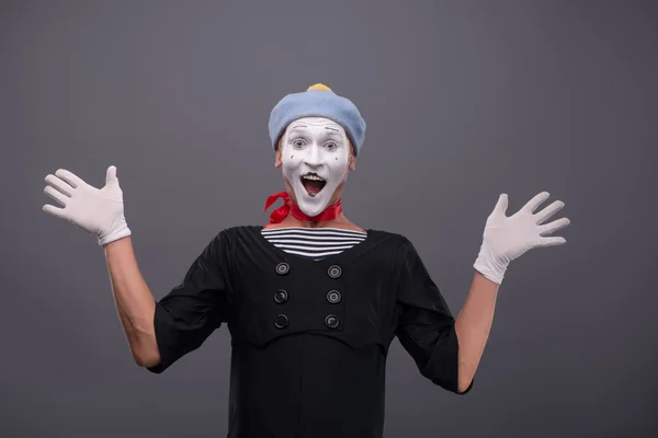 白い男性 mime 変な顔とに分離した感情の肖像画 — ストック写真